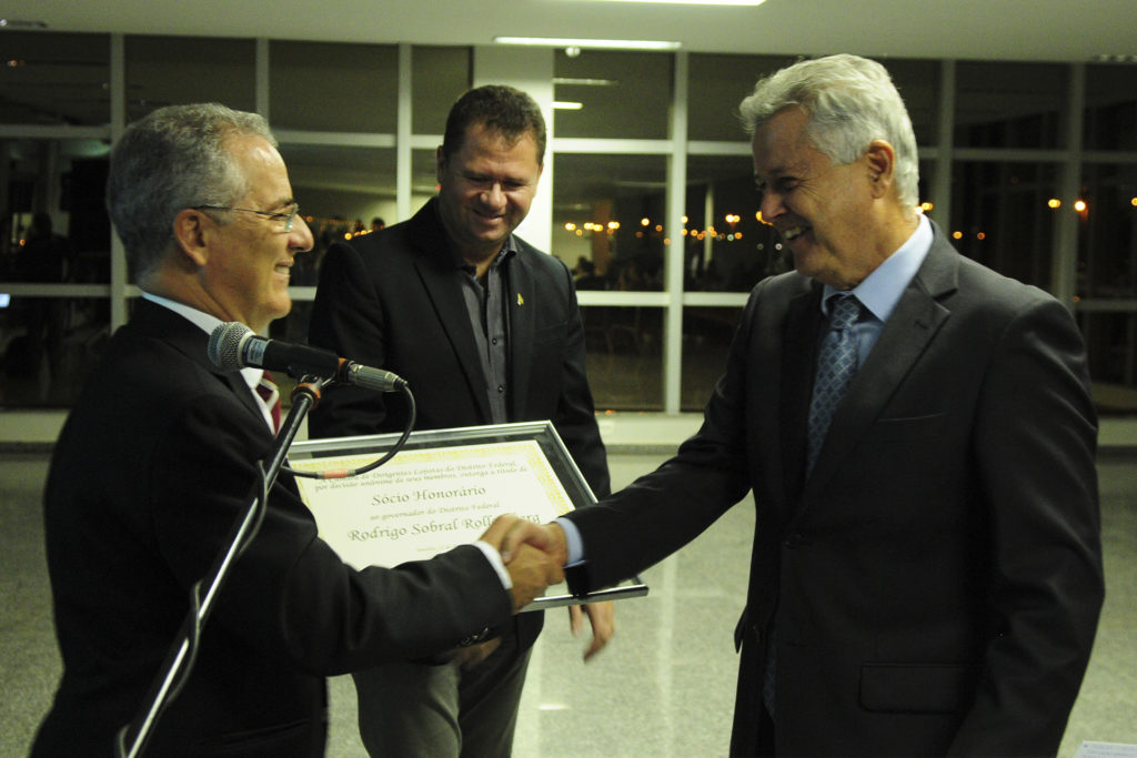 A placa com menção honrosa foi entregue ao governador pelo presidente da CDL-DF, José Carlos Magalhães Pinto.