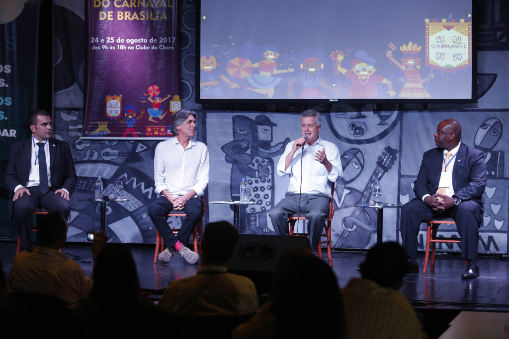 O governador de Brasília, Rodrigo Rollemberg, participou de uma das mesas do seminário de mudanças na gestão do carnaval da cidade a partir de 2018.
