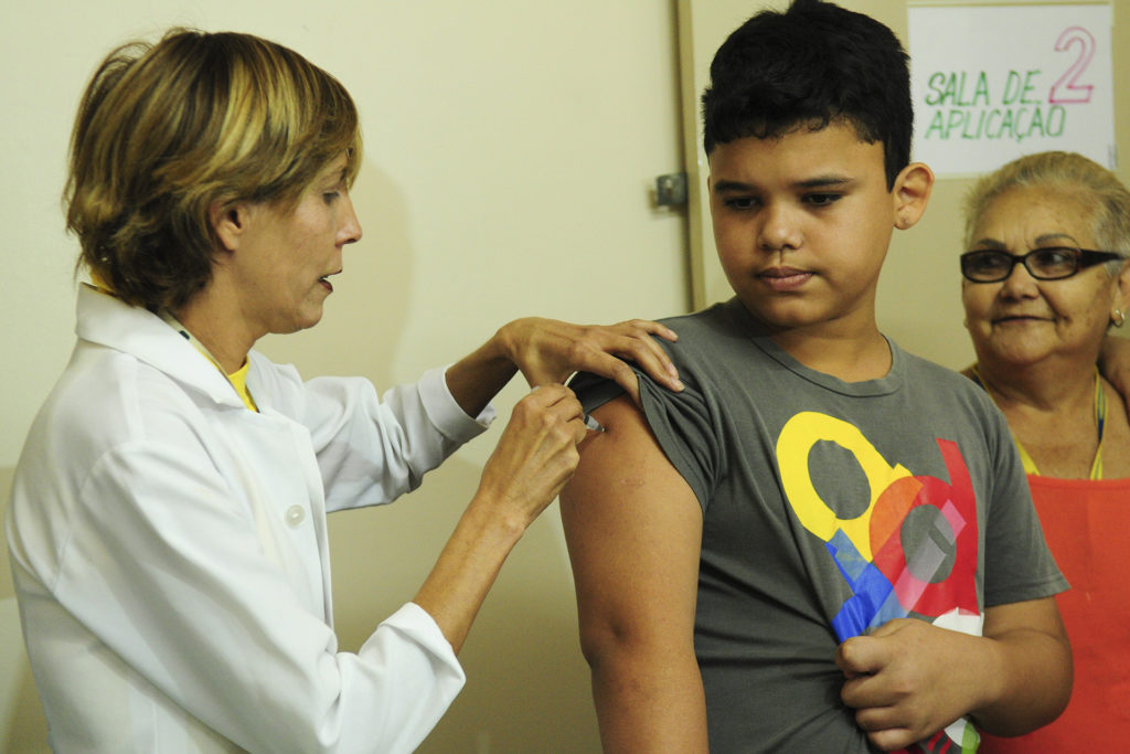 Acompanhando da avó Lúcia, Diogo Gomes da Silva atualizou o cartão de vacinas no Centro de Saúde nº 15 da Vila Planalto.