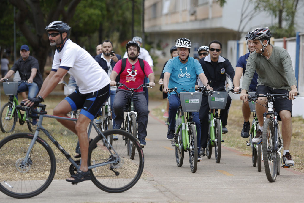Para comemorar o Dia Mundial sem Carro, celebrado nesta sexta-feira (22), o governador de Brasília, Rodrigo Rollemberg, foi para o Palácio do Buriti hoje de manhã de bicicleta.