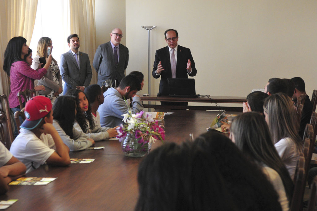 O embaixador do Paraguai, Manuel María Cáceres Cardozo, recebeu os alunos do Centro Fundamental 11 de Ceilândia. 