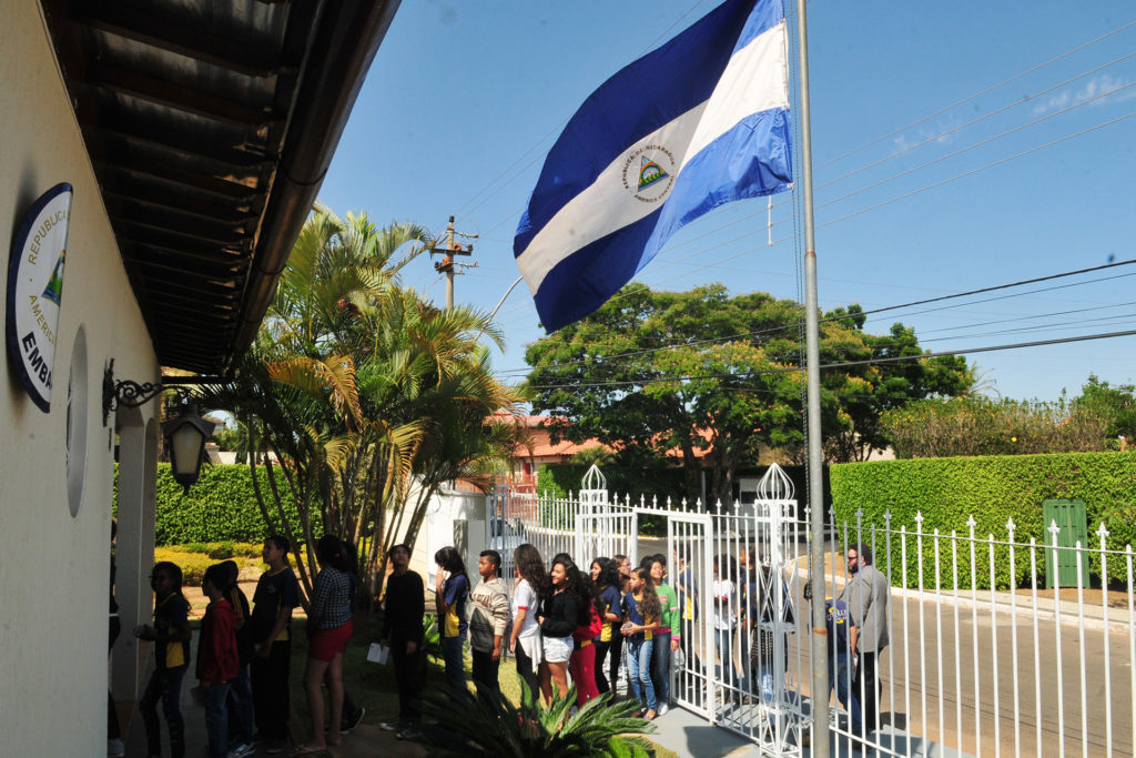Estudantes do Centro de Ensino Fundamental 2 do Riacho Fundo II chegam à Embaixada da Nicarágua.