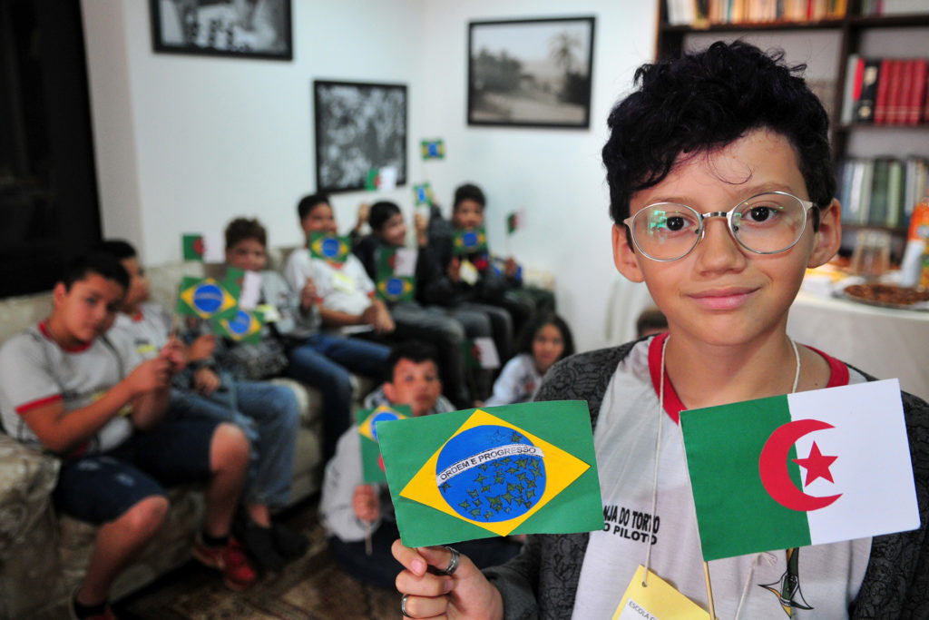 Miguel Lopes, de 10 anos, estava ansioso pela visita à Embaixada da Argélia. 
