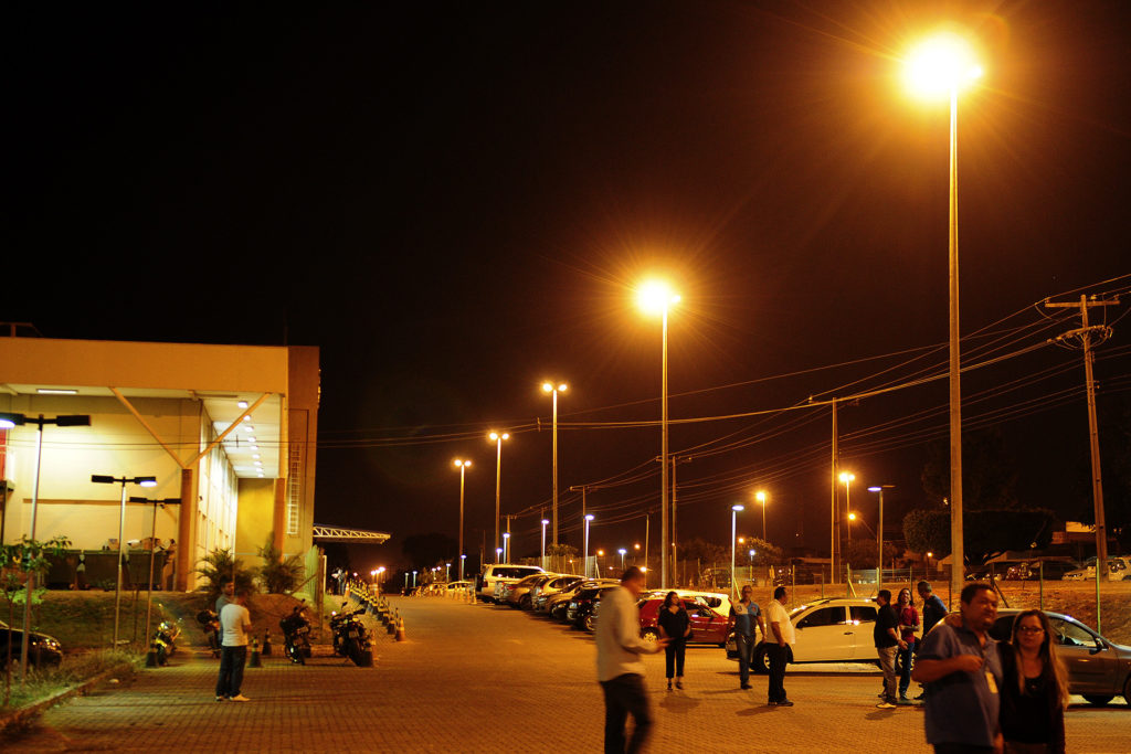 Iluminação pública no espaço externo do campus de Taguatinga do Instituto Federal de Brasília (IFB)