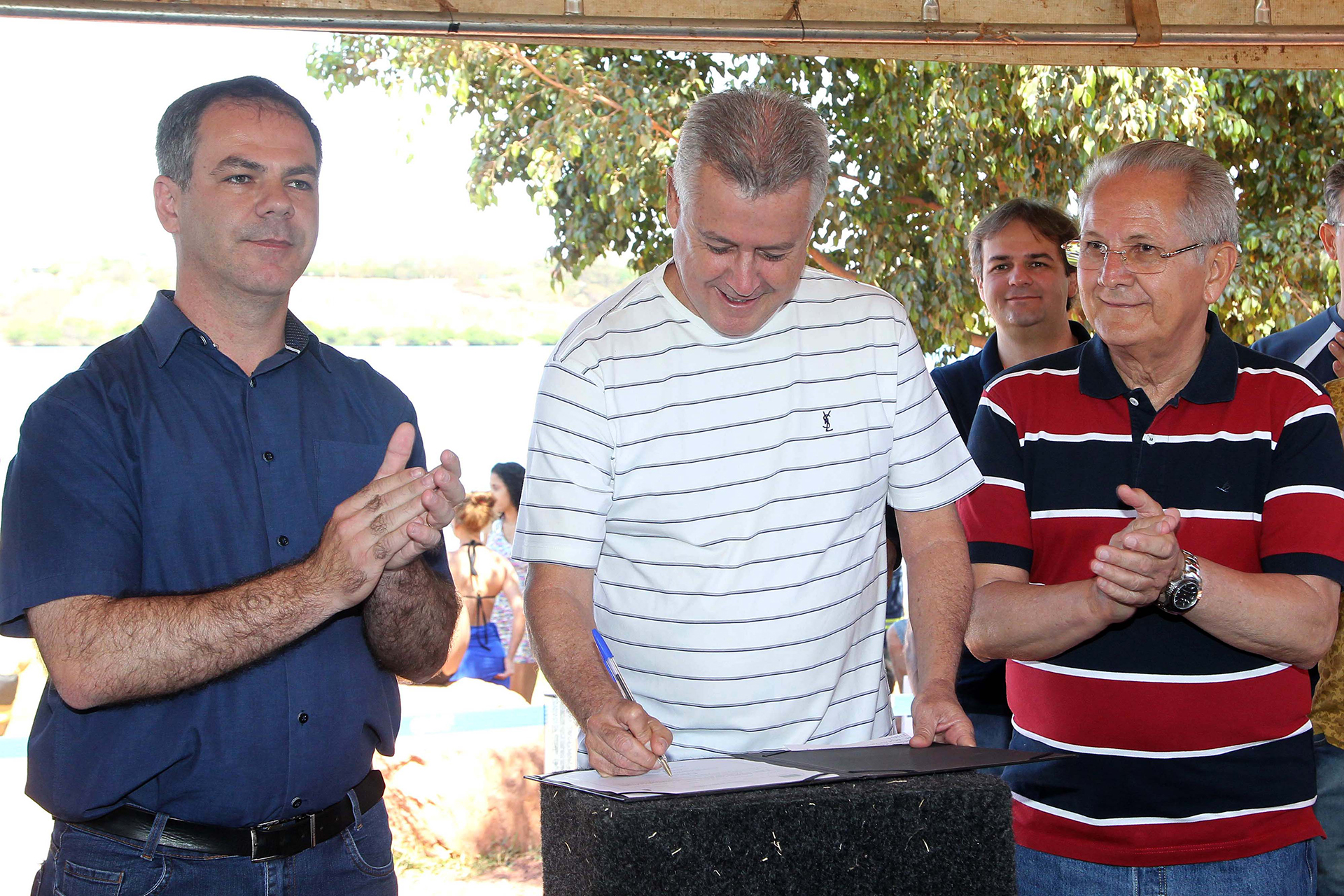 Governador Rodrigo Rollemberg assinou ordem de serviço simbólica neste domingo (24)