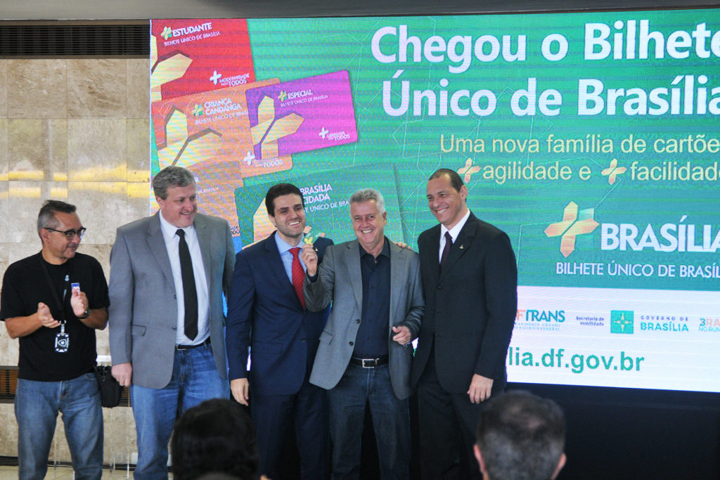 O governo de Brasília lançou, na manhã desta sexta-feira (22), o Bilhete Único e a recarga on-line de créditos para abastecer cartões do transporte público.