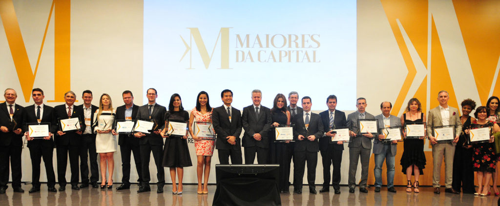 O governador Rodrigo Rollemberg, ao lado do diretor superintendente do Grupo Jornal de Brasília de Comunicação, Renato Matsunaga, entregou os prêmios aos apoiadores e às empresas que se destacaram em 2016. 