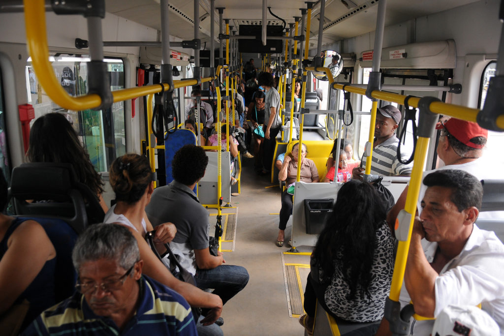 Transporte coletivo no DF tem todos os assentos preferencialmente destinados a idosos (a partir de 60 anos), gestantes e pessoas com criança de colo, com deficiência ou com mobilidade reduzida.