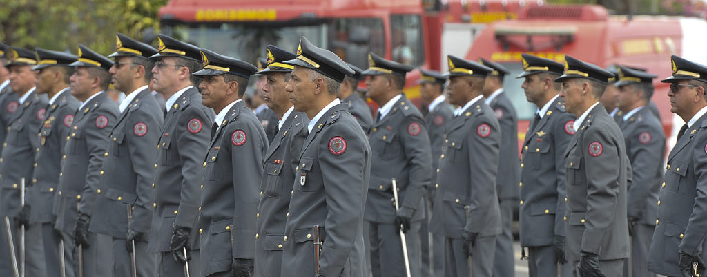 Os novos 125 segundos-tenentes do Corpo de Bombeiros do Distrito Federal formalizaram a chancela em juramento perante a Bandeira Nacional. 