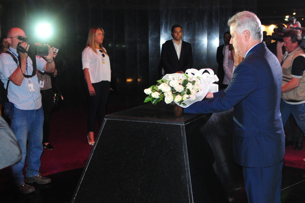 O governador Rollemberg depositou flores no túmulo de Juscelino Kubitschek.