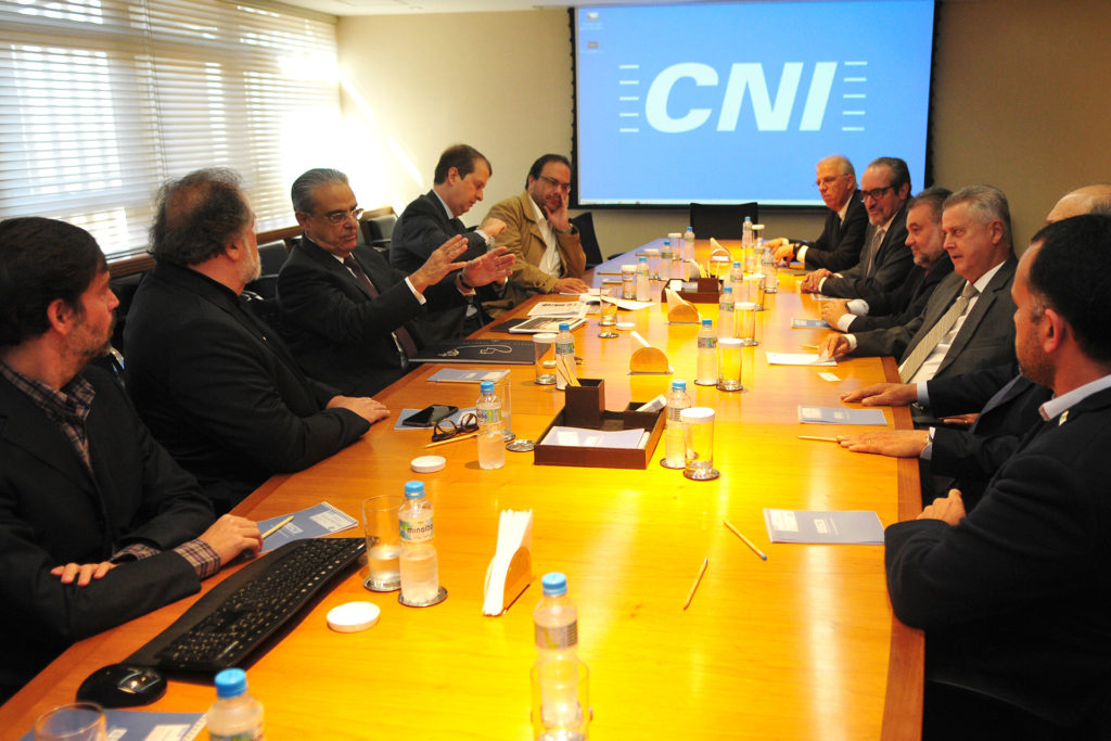 O governador Rollemberg em reunião com o presidente da CNI Robson Braga de Andrade e diretores da entidade.
