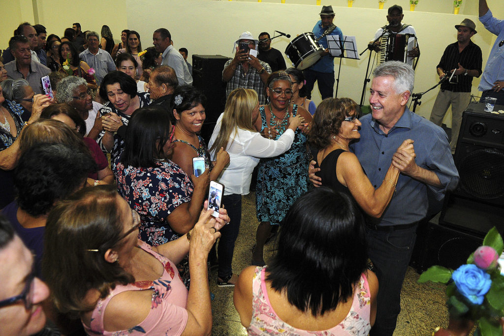 O governador Rollemberg participou do 3º Baile Girassol da Melhor Idade em Ceilândia. 