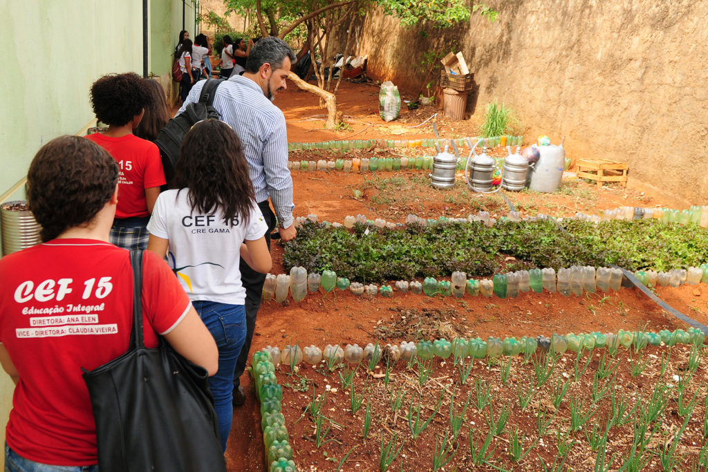 O trabalho na horta faz parte do grupo de transversais, que tem a ver com temas como sustentabilidade, aproveitamento, ética e direitos humanos. Foto: Pedro Ventura/Agência Brasília