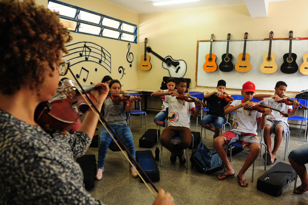O eixo de artes do Proeiti inclui artes plásticas, dança, teatro e música — com aulas de violino, violoncelo e violão. Foto: Pedro Ventura/Agência Brasília