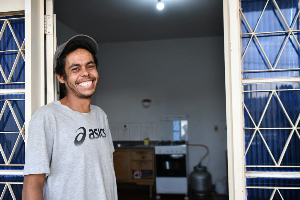 Recém-instalado em São Sebastião, Alessandro Werner Ramos integra o grupo de 30 famílias que receberão aluguel e assistência social por meio de parceria entre o Executivo local e entidades não governamentais.