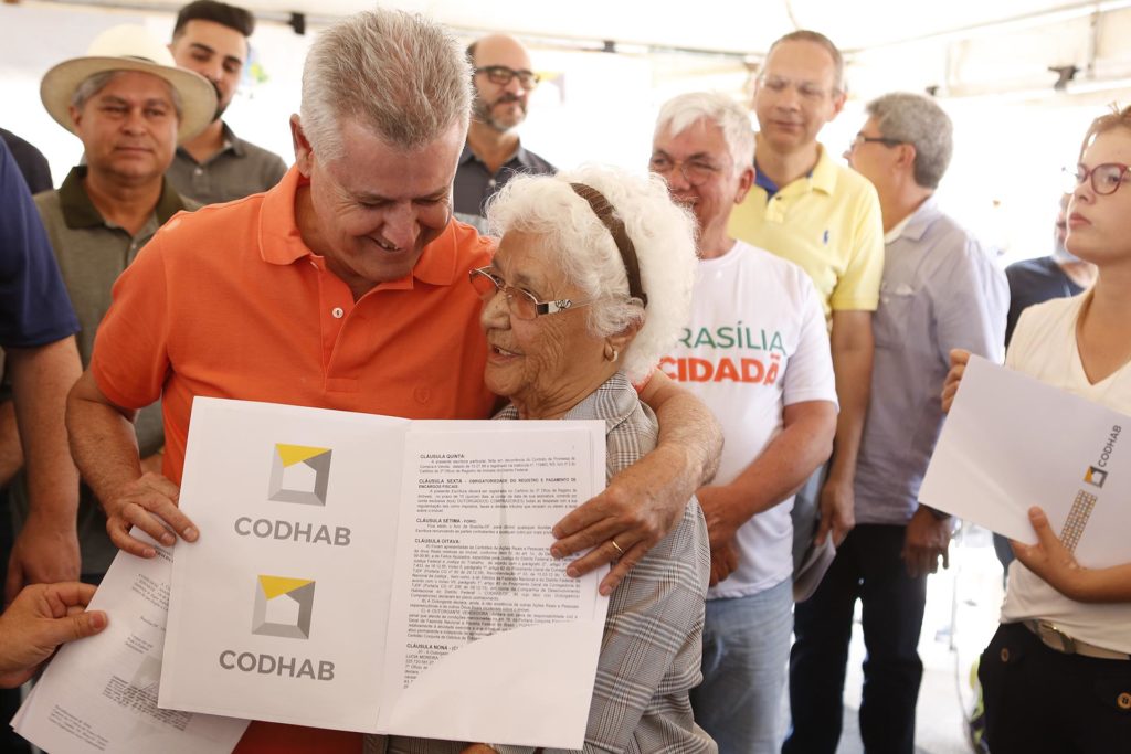 O governador Rollemberg entregou em mãos a escritura para Geralda Moreira da Silva, de 91 anos, moradora da região há 28 anos. Foto: Dênio Simões/Agência Brasilia.