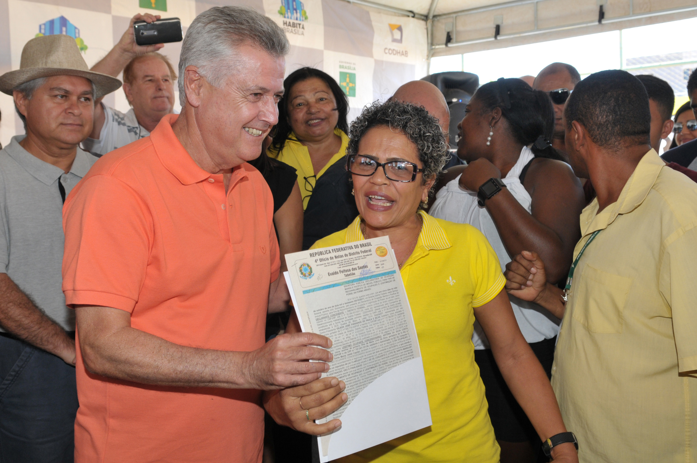 A moradora de Santa Maria Antônia da Silva Costa, de 51 anos, recebeu a escritura das mãos do governador Rodrigo Rollemberg