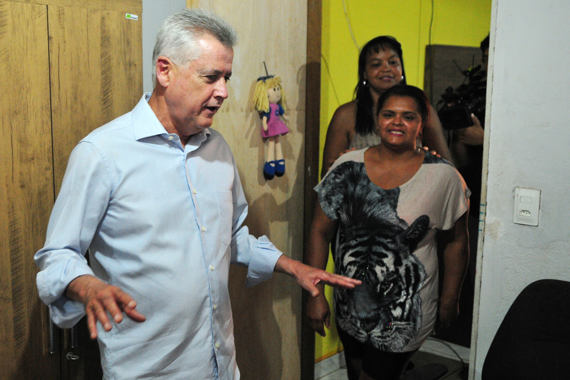 O governador Rodrigo Rollemberg visitou também a casa da confeiteira Maria Cleomar da Silva, uma das beneficiadas do programa Melhorias Habitacionais