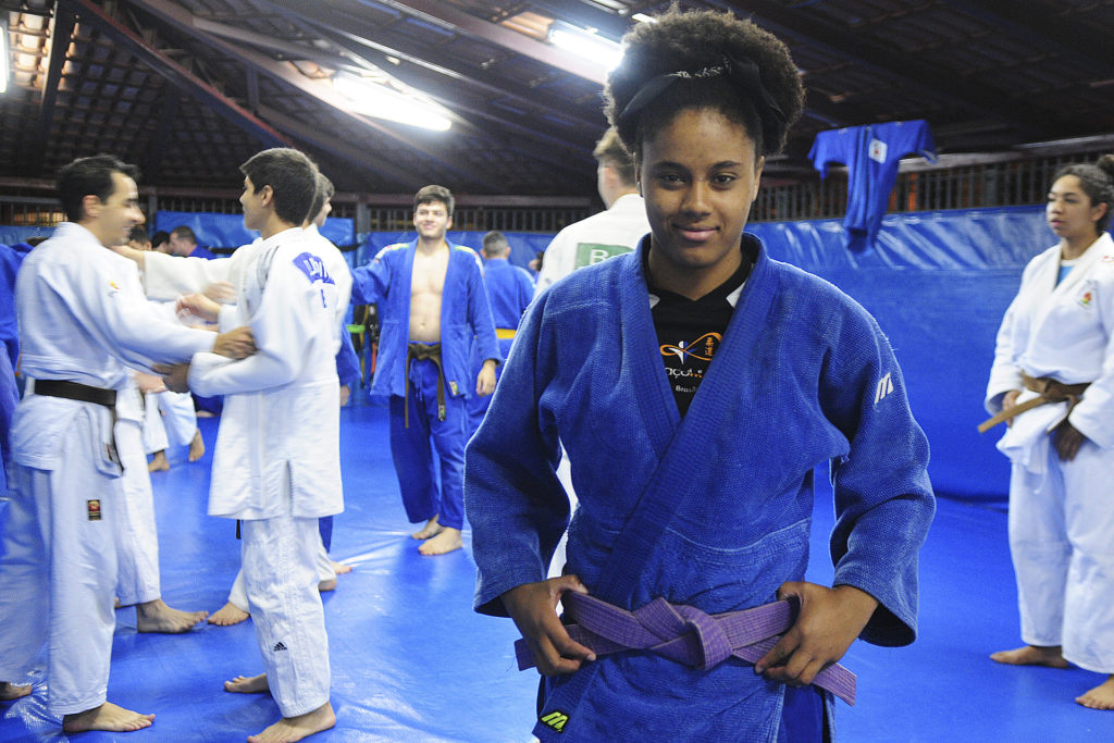 Monique da Silva Rodrigues, de 15 anos, é faixa-roxa na modalidade e defenderá o título de meio-médio, para atletas com até 57 quilos.