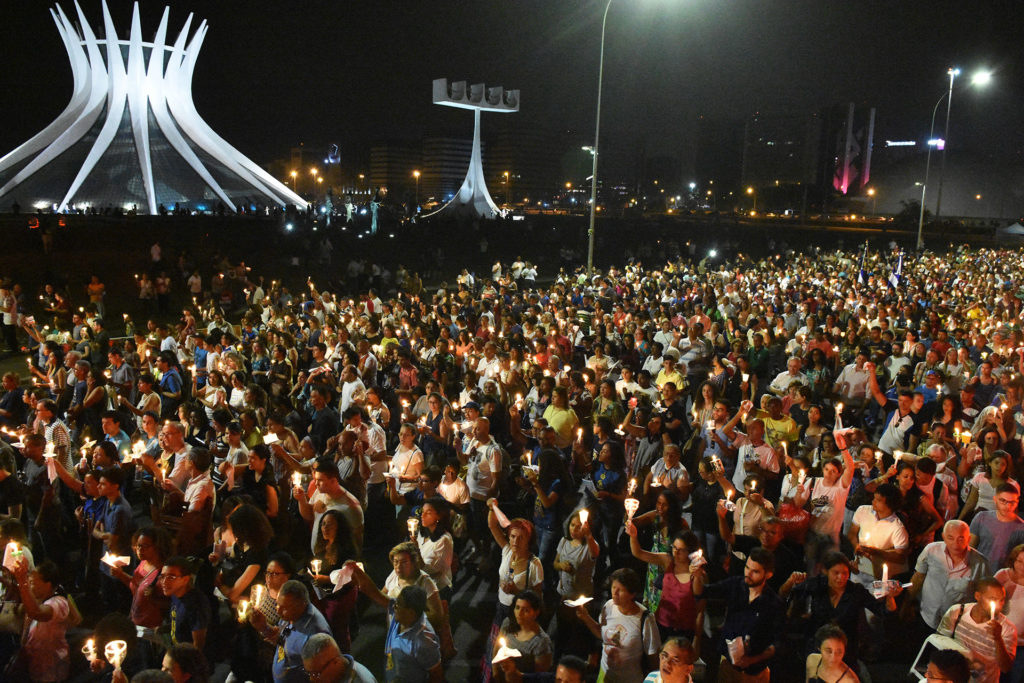 Cerca de 50 mil fiéis participaram, na noite desta quinta-feira (12), da homenagem ao Dia de Nossa Senhora Aparecida, padroeira do Brasil e de Brasília.
