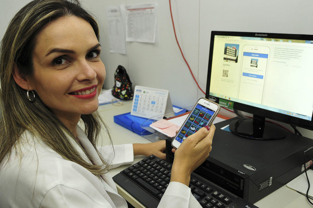 A médica infectologista Ana Helena Brito criou aplicativo que agiliza pesquisas em protocolos e manuais no HRAN. Foto: Renato Araújo/Agência Brasília