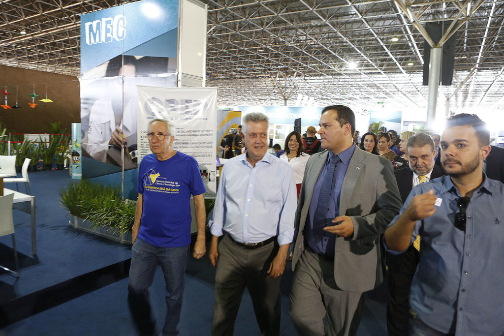 O secretário de Educação, Júlio Gregório Filho, o governador Rollemberg e o secretário de Ciência, Tecnologia e Inovação, Tiago Coelho. 