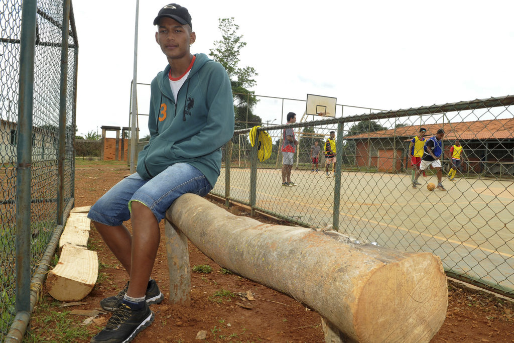 O aluno Carlos Daniel Pereira, de 16 anos, participou de vários projetos como a do aproveitamento da madeira de uma árvore caída para a construção de um banco.
