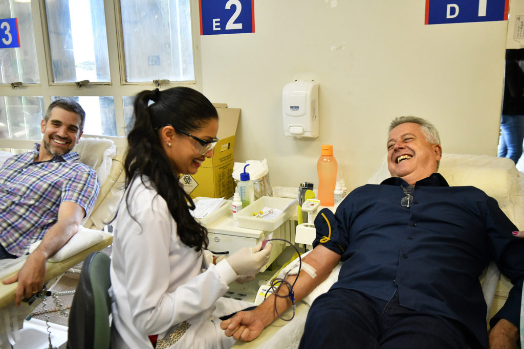 Neste sábado (25), em que é celebrado o Dia Nacional do Doador Voluntário de Sangue, a Fundação Hemocentro de Brasília reforça a importância da doação. Governador Rollemberg esteve no local para doar sangue.