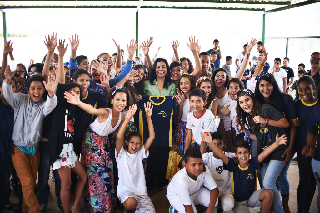 Os alunos do Centro de Ensino Fundamental 2 do Riacho Fundo II com a embaixadora Nicarágua, Lorena Martínez. Foto: Andre Borges/Agência Brasília