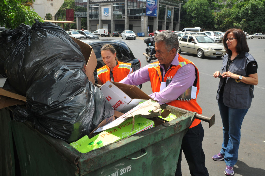 Agefis e SLU iniciaram a fiscalização de contêineres de grandes produtores de lixo.