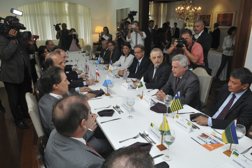 O governador de Brasília Rodrigo Rollemberg e chefes de Executivo de mais 14 unidades da Federação reuniram-se na Residência Oficial de Águas Claras.