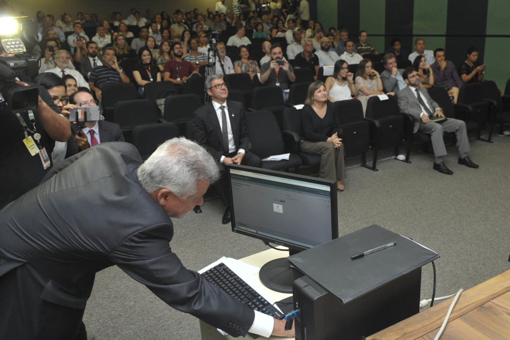 O governador Rollemberg iniciou o sorteio eletrônico na sede da Secretaria de Fazenda do DF, às 15 horas. Foto: Tony Winston/Agência Brasilia