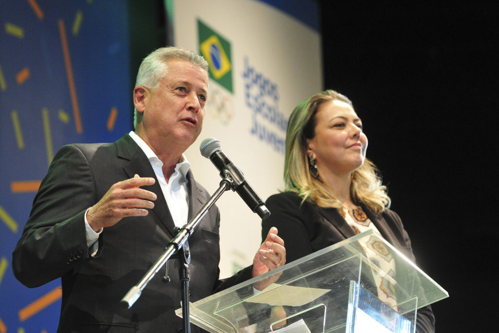 O governador Rollemberg, ao lado da secretária de Esporte, Turismo e Lazer, Leila Barros, declarou abertos os Jogos. Foto: Renato Araújo/Agência Brasília