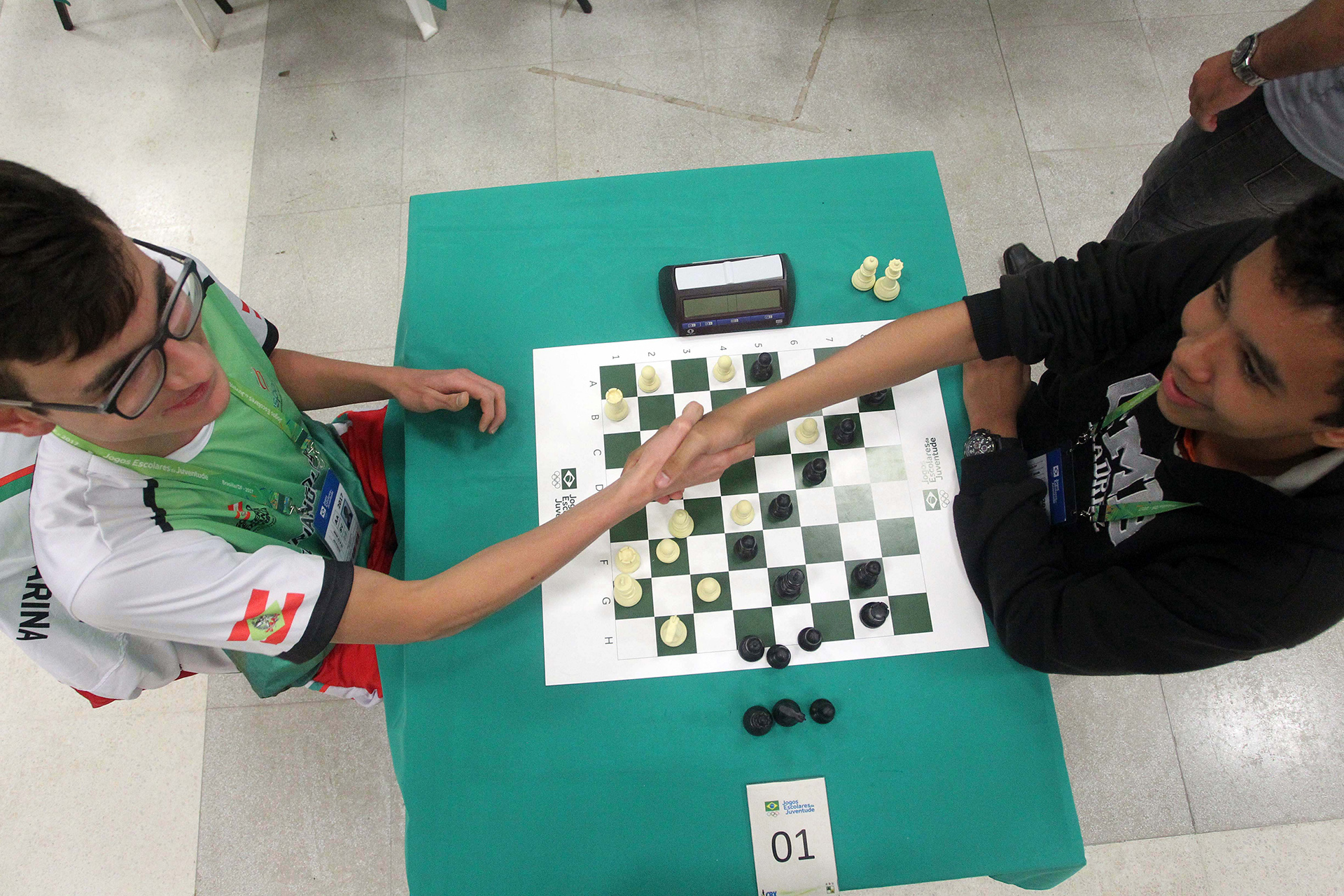 O aluno-atleta brasiliense Antônio Carlos Zandonaib (à direita) conquistou o terceiro lugar no torneio masculino