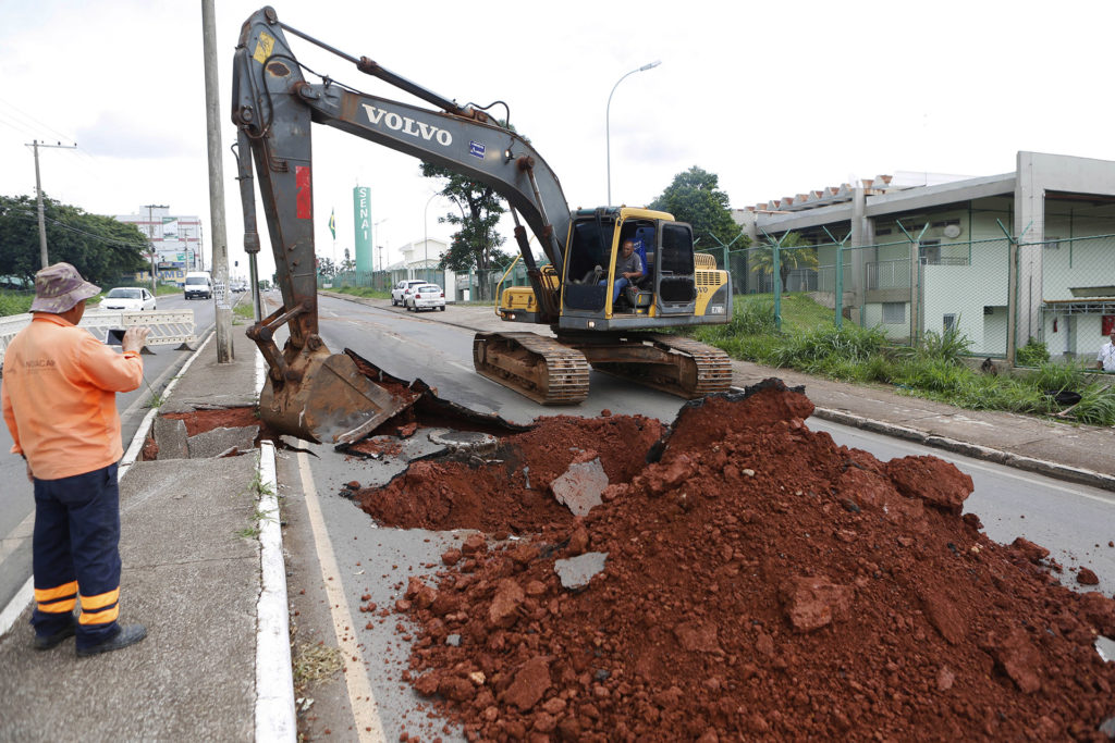 Pista de ligação da QNL com a Samdu está interditada desde essa segunda (20) por causa de buraco aberto no asfalto. Trabalho começou nesta terça (21) e deve durar duas semanas.