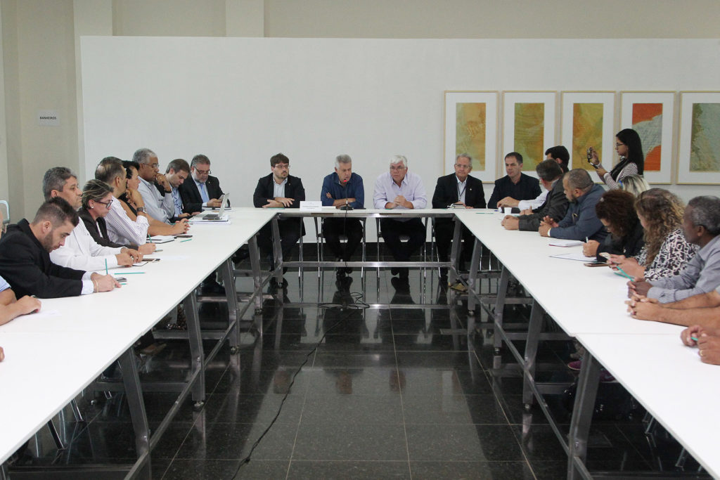 O governador Rodrigo Rollemberg recebe representantes de cooperativas habitacionais