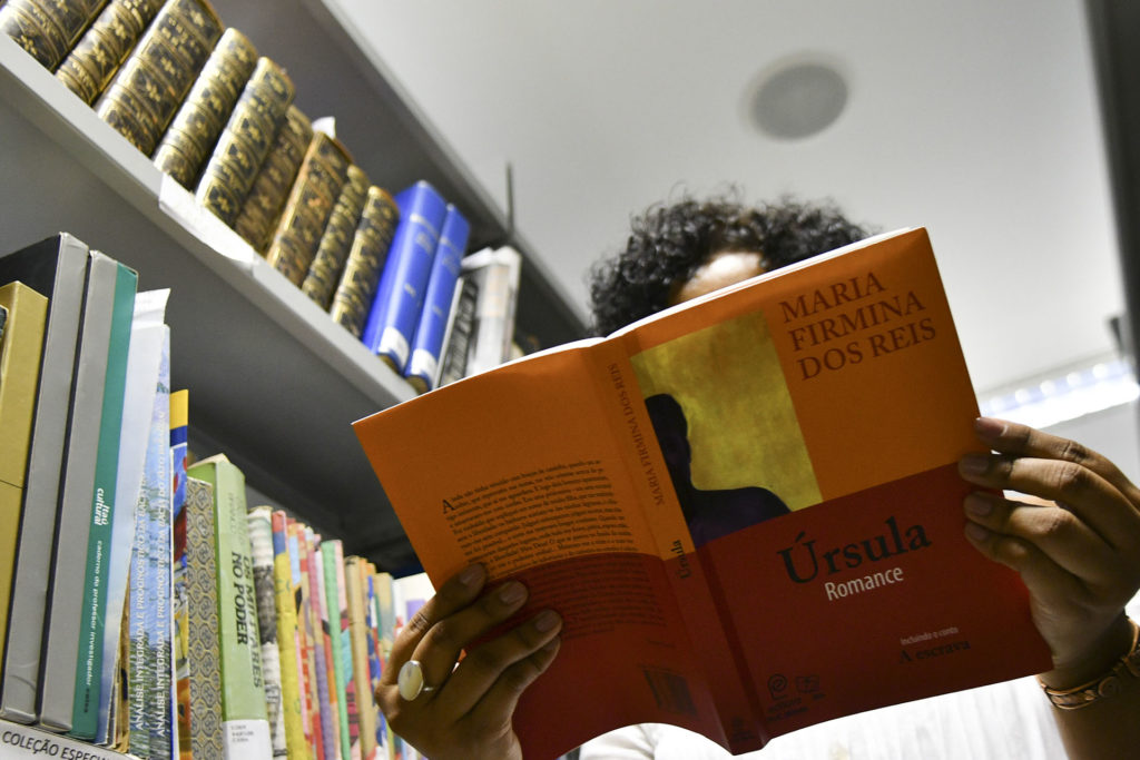 Na última semana do Mês da Consciência Negra, o acervo de escritores negros na Biblioteca Nacional de Brasília ganhará uma autenticação especial o O Selo Maria Firmina dos Reis.
