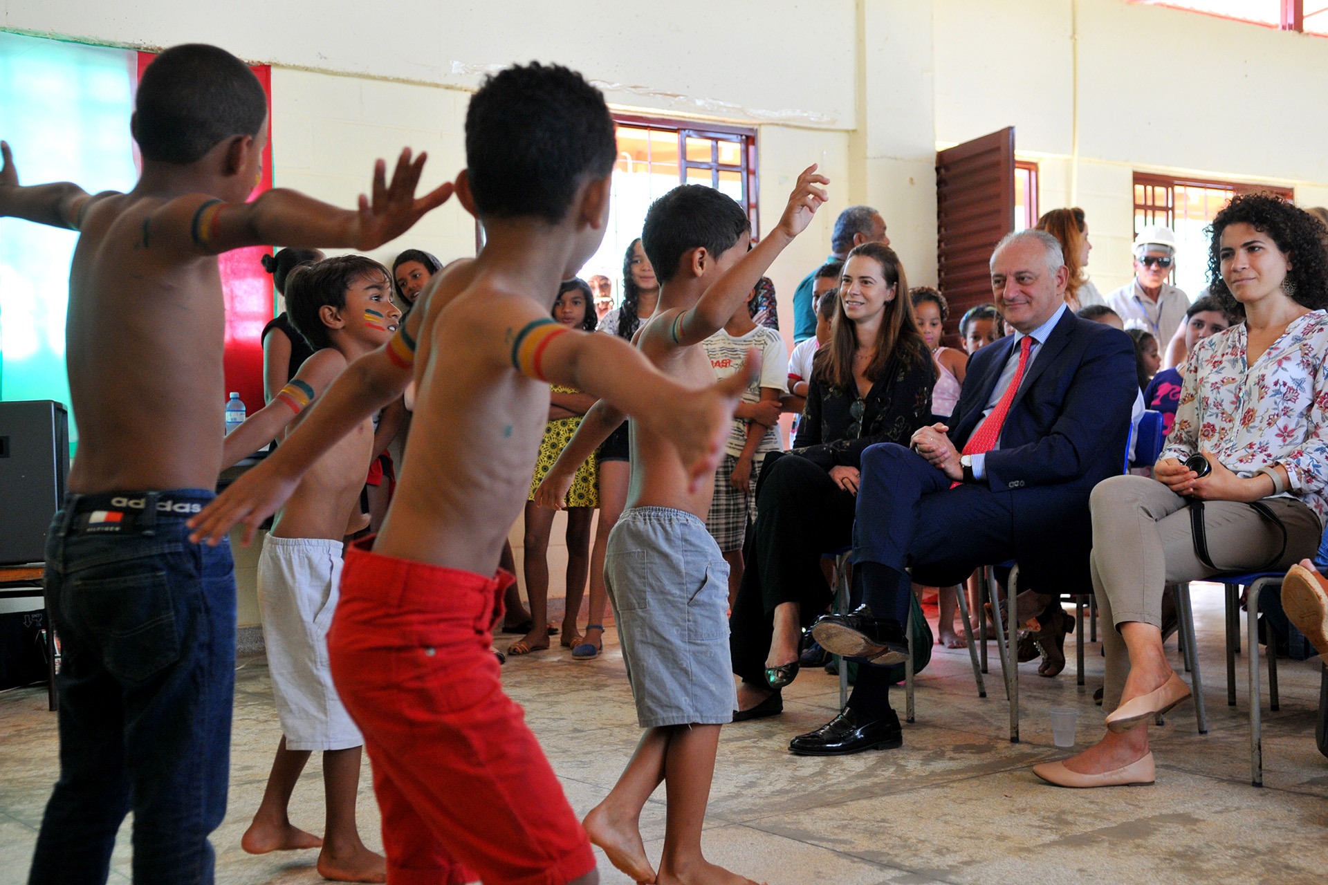 O embaixador da Itália, Antonio Bernardini, foi recebido com apresentação cultural pelos alunos da Escola Classe 1 do Porto Rico