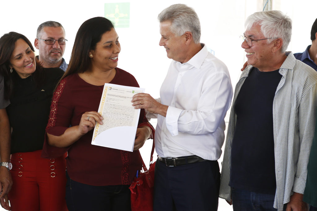 Mais 437 escrituras foram entregues no Itapoã na manhã desta quinta-feira (21). O governador de Brasília, Rodrigo Rollemberg, entregou o documento para a moradora Eleni Pacheco Castro.