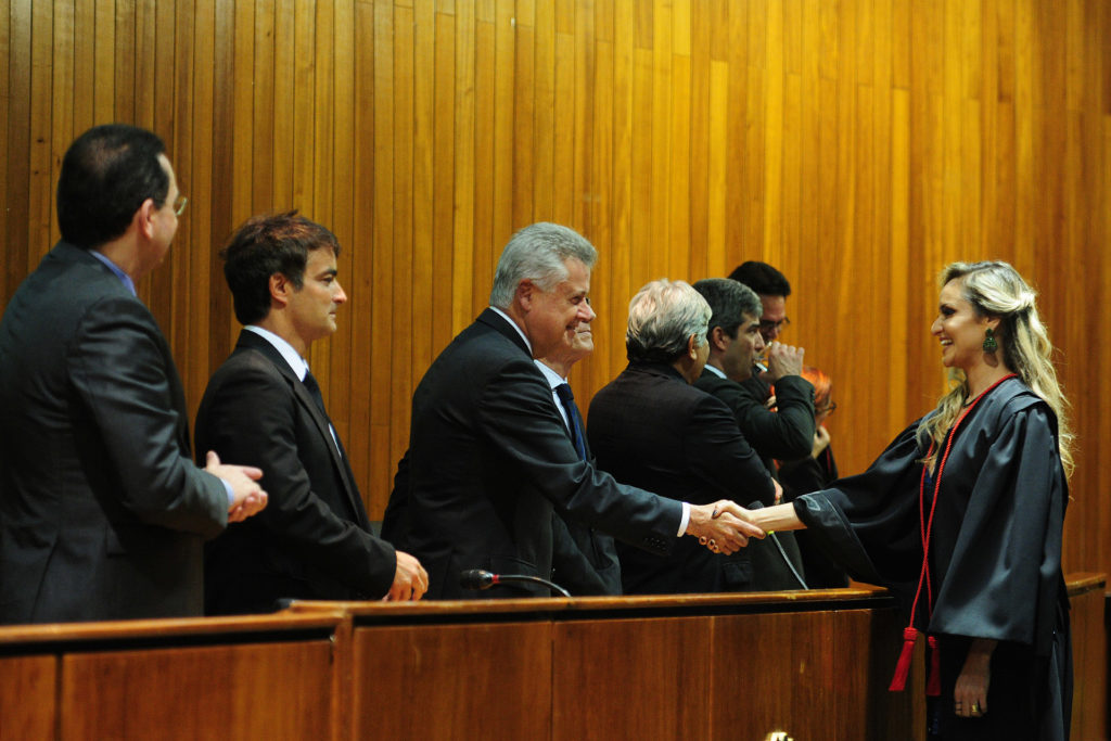 O governador Rollemberg participou da cerimônia e cumprimentou os promotores de Justiça adjuntos empossados. 