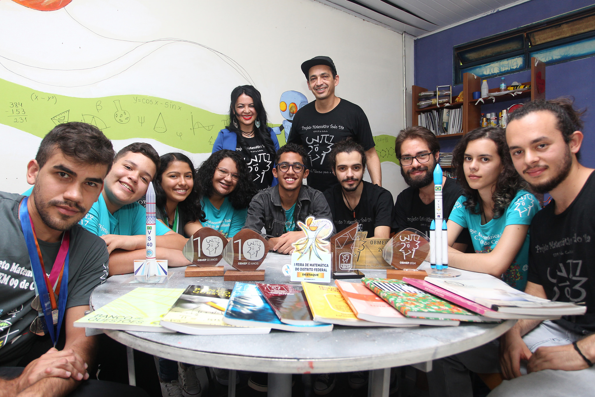 A iniciativa do projeto Matemática Todo Dia, do Centro de Ensino Médio 9 (CEM 9) de Ceilândia, já coleciona troféus, medalhas e também ex-estudantes com méritos acadêmicos