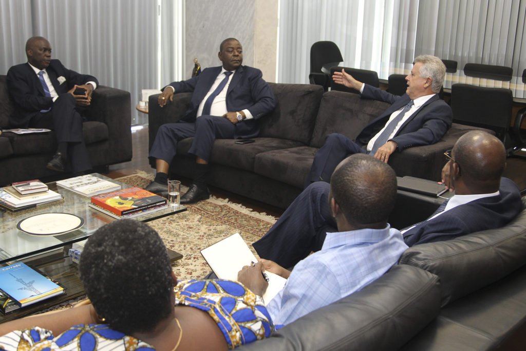O governador Rollemberg em reunião com o ministro angolano da Agricultura e Florestas, Marcos Alexandre Nhunga, nesta quinta-feira (7) no Palácio do Buriti.