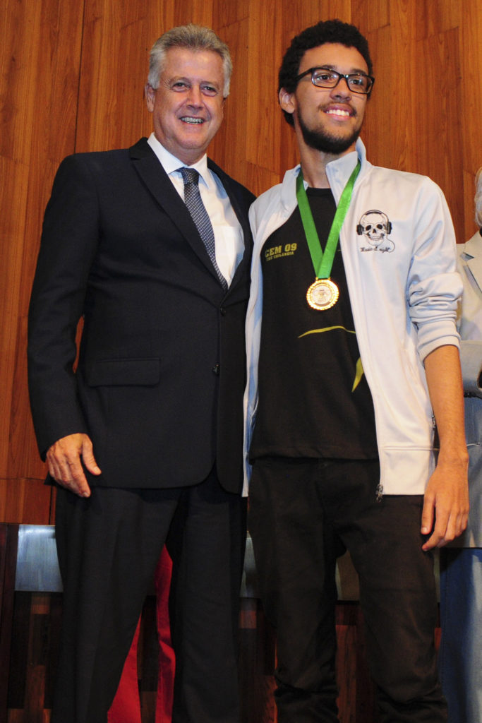 O governador Rollemberg entregou medalha de ouro a Robson Ramon da Silva Melo, de 17 anos, estudante do 3º ano do ensino médio do Centro de Ensino Médio 9 de Ceilândia. Foto: Pedro Ventura/Agência Brasília