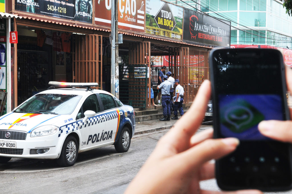 Para fortalecer o vínculo entre a PMDF e a comunidade, a equipe de policiais militares do Riacho Fundo representa um dos 10 batalhões com número de WhatsApp disponível para os moradores. 