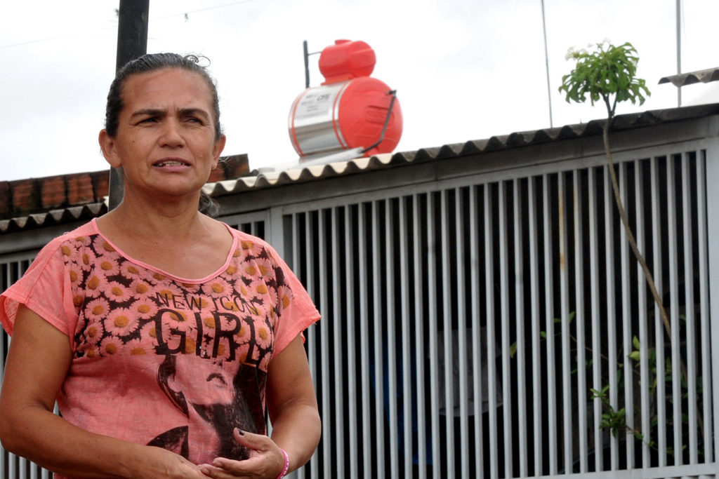 Maria Gonçalves passou a economizar R$ 60 por mês com o uso do aquecedor solar fornecido pela CEB. Foto