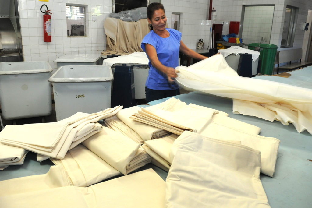 O Hospital Regional de Sobradinho recebeu nesta segunda-feira (22) a doação de 350 lençóis. As peças foram produzidas por alunos do curso de confecção do projeto Fábrica Social.