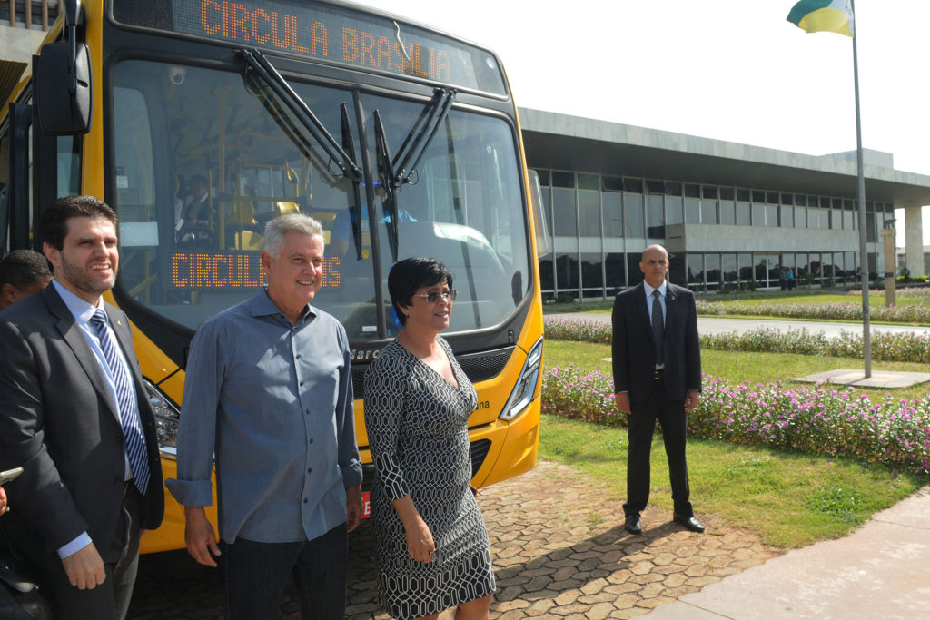 Prevista no programa Circula Brasília, a renovação da frota de ônibus que atende o transporte público da cidade teve início com a entrega de 50 veículos na manhã desta quarta-feira (24), no Palácio do Buriti.