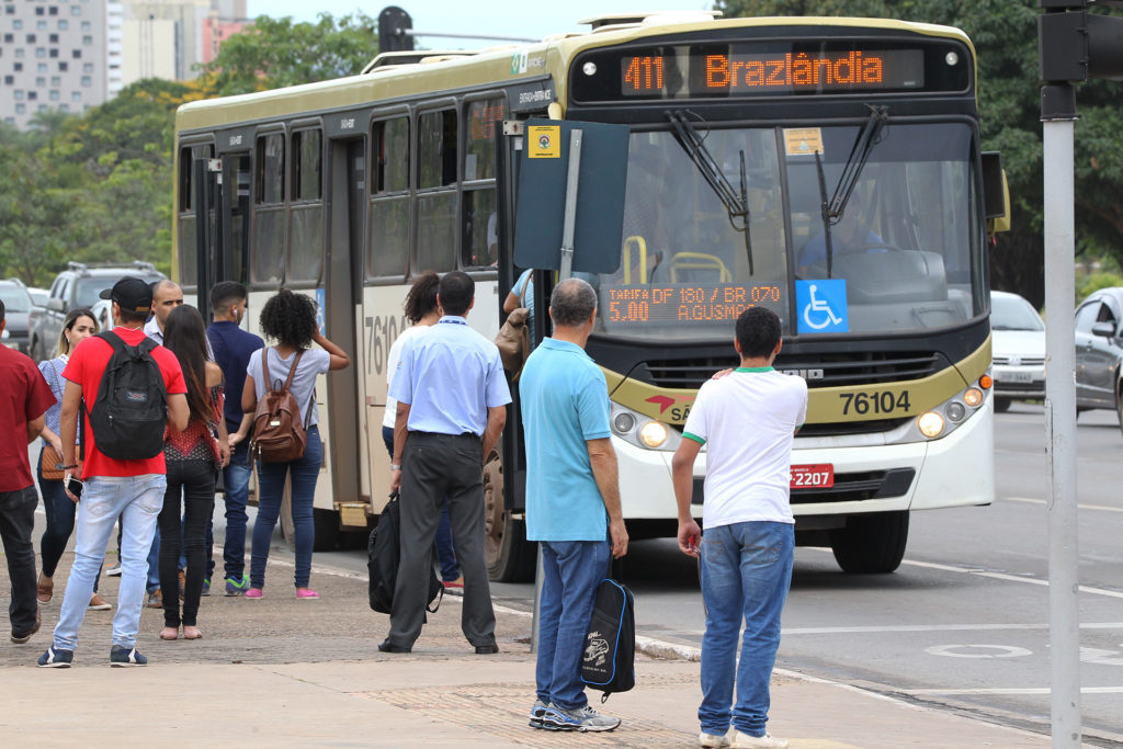 O governo de Brasília lançou nesta quarta-feira (31) um aplicativo que permite ao passageiro consultar os horários dos ônibus em tempo real e traçar destinos.