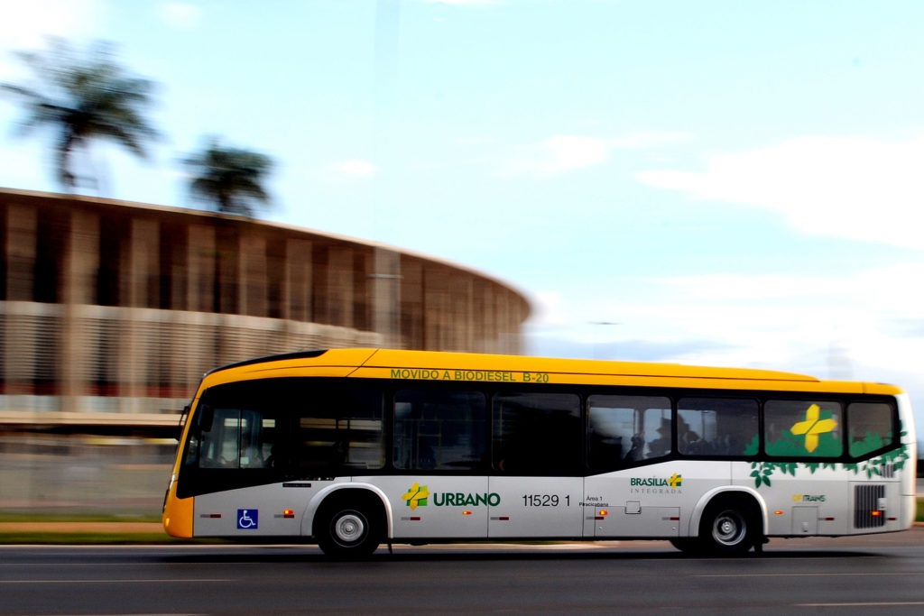 Ônibus movidos a biodiesel poluem menos e circulam pela cidade desde 2015.
