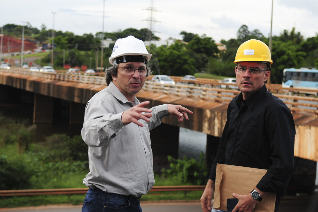O diretor-geral do DER-DF, Márcio Buzar (capacete branco), em visita técnica à Ponte do Bragueto.